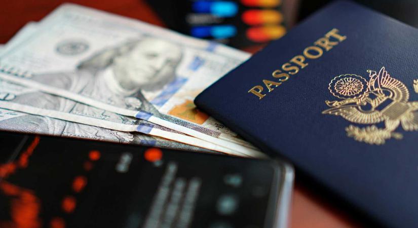 Több tízezer személyazonosító okmány adata került hekkerekhez