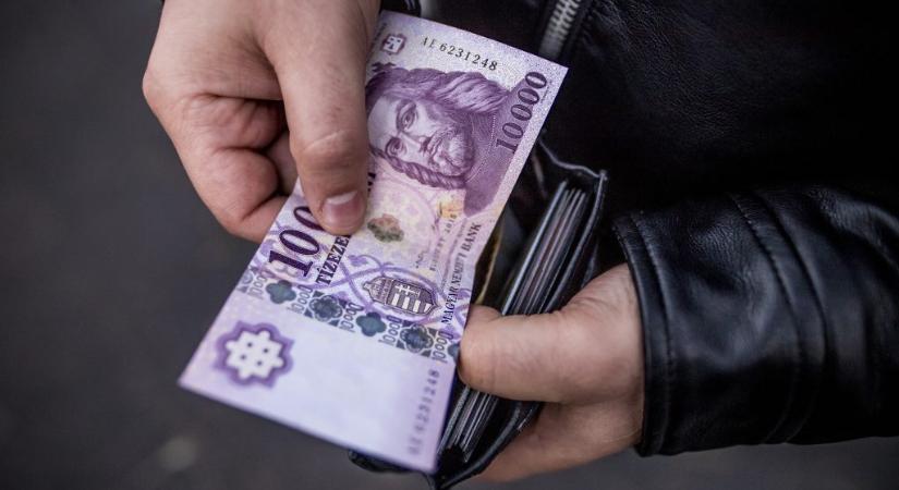 Közel egyéves csúcsán járt a forint