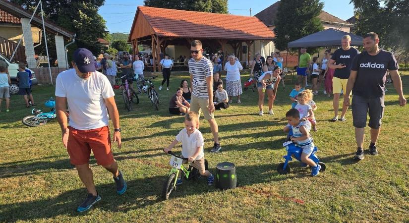 Nyuszimotorokkal is versengtek – vadpörkölt és palacsinta a falu ünnepén (galéria)