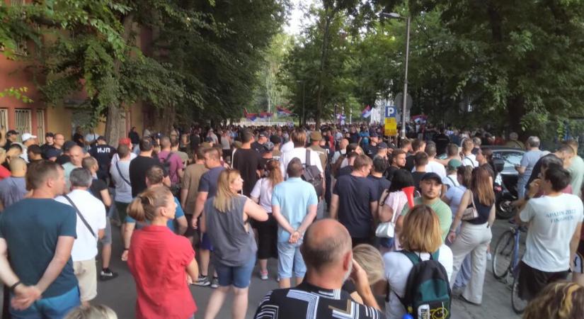 Elérkezett az este, újabb tüntetések kezdődnek országszerte