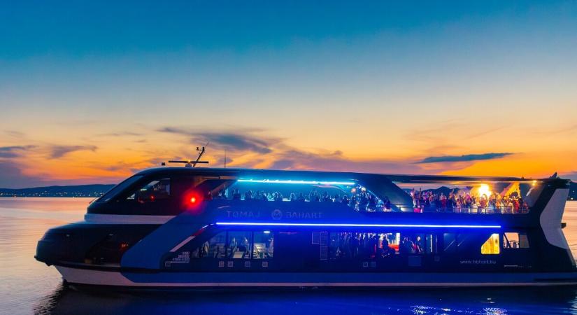 Tűzijátéknéző hajókat indítanak a Balatonon