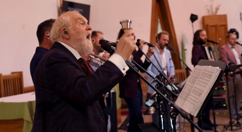 Dobos, karnagy, képviselő: „mindenki szerencsi”