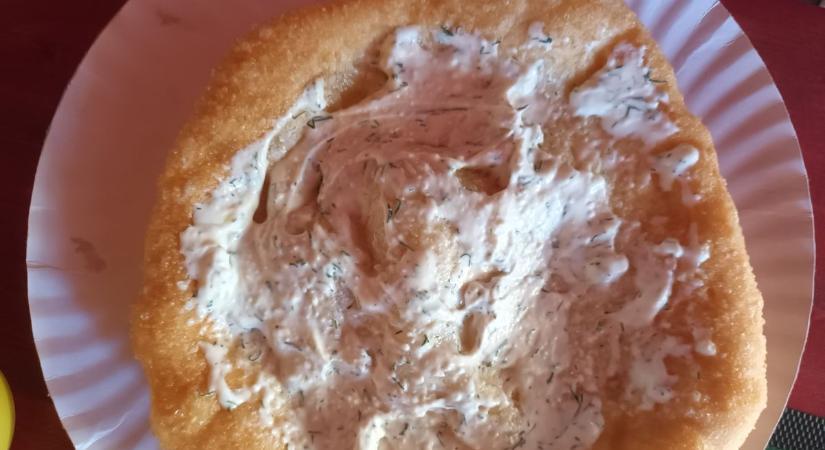 A lángos ezer "arca": a zalaiak rajongásig szeretik, sokan otthon készítik, mások a Balaton-parton élvezik