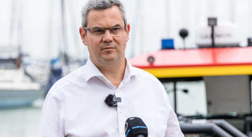Takács Péter Magyarnak: Pont a csapatókirály kérdez fel arról, hogy megszakítottam-e a nyaralásomat, te, aki quadozol, aurát farmolsz, szalmabálán fetrengsz egész nyáron