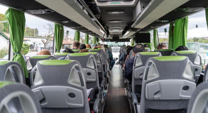 Újabb busz kapott lángra: áll a forgalom, oltják a tüzet
