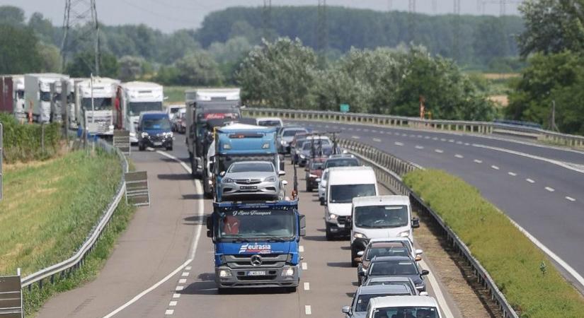 Felrobbant az internet a kamionosok manőverei miatt, mindenki őket szapulja Szabolcsban is – de vajon igazuk van?