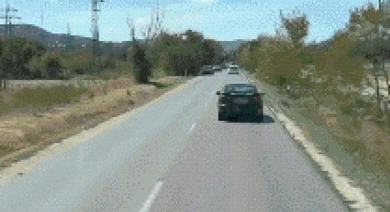 Hiába húzódtak le a szemből érkezők, akkor sem engedte el a tűzoltókat egy sofőr Szentendrén