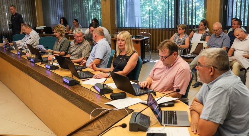 Indulatoktól izzik a levegő a tatabányai jégpálya körül