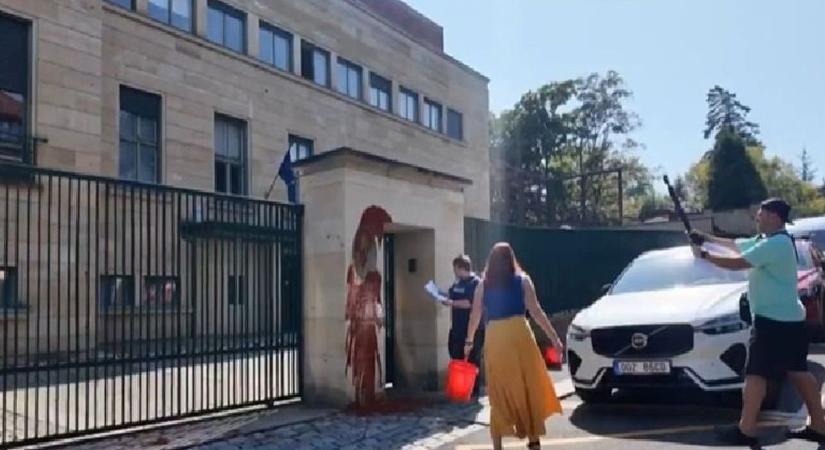 Kik azok, akik festékkel támadták meg a magyar nagykövetséget?
