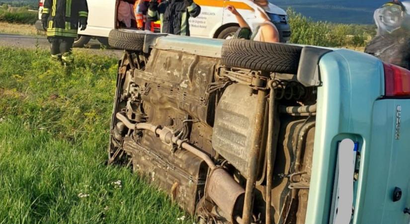 Lesodródott az útról, és felborult egy autó a Hargita megyei Szentegyháza közelében