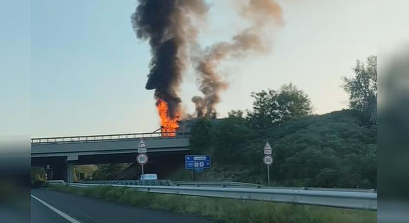 Borzalmas látvány: lángokba borult egy busz az M7-esen