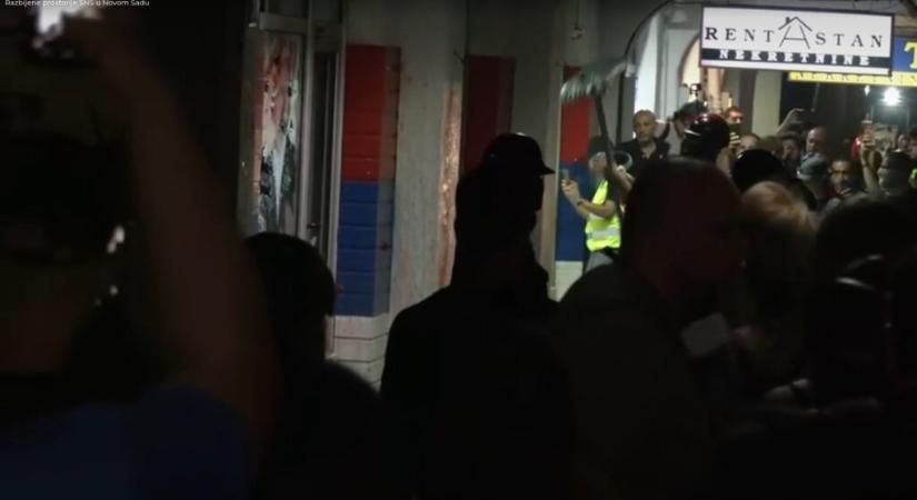 Összetörték a Szerb Haladó Párt újvidéki irodáját