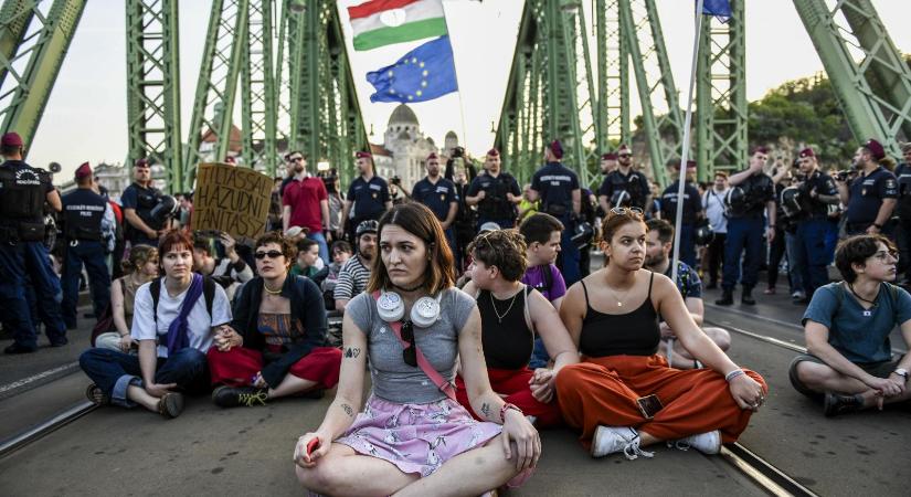 Hadházy Ákos segítséget ígér a hídfoglaló momentumos tüntetőknek