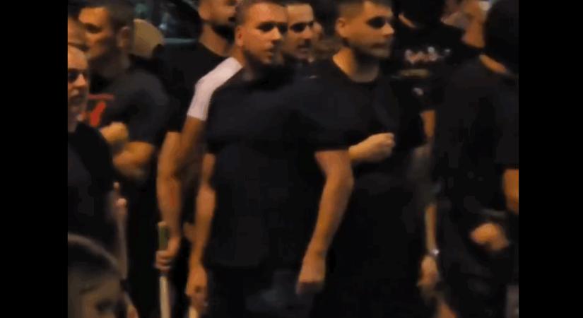 Botokkal felfegyverzett verőlegények vonultak fel a fővárosban (Videó)