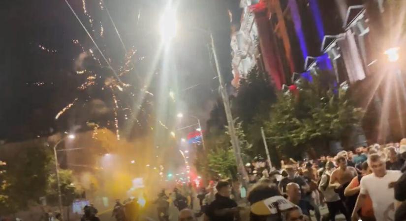 A haladók pirotechnikai eszközöket lövöldöznek a békés polgárokra, a rendőrség nem reagál