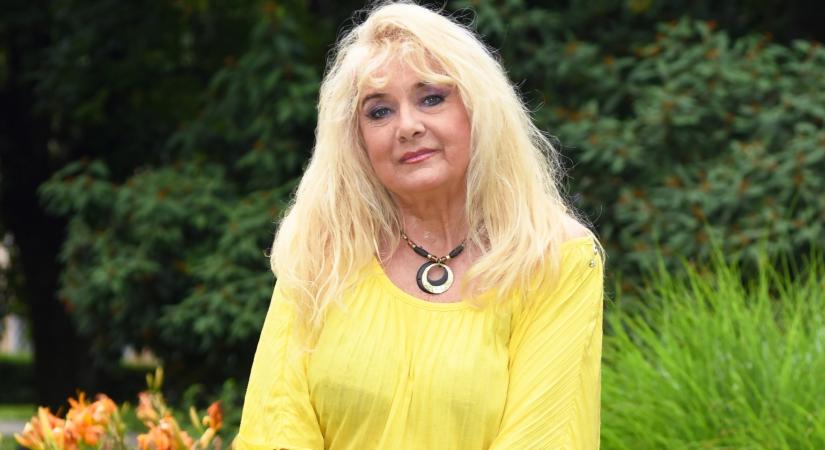 Megszakad Karda Bea szíve a gyásztól: mostohafia halálát jelentette be