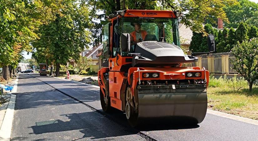 Új burkolatot kapott a város gesztenyefákkal övezett, legzöldebb utcája – galériával, videóval