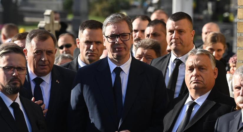 Szétzúzták a tüntetők a szerb kormánypárt több irodáját