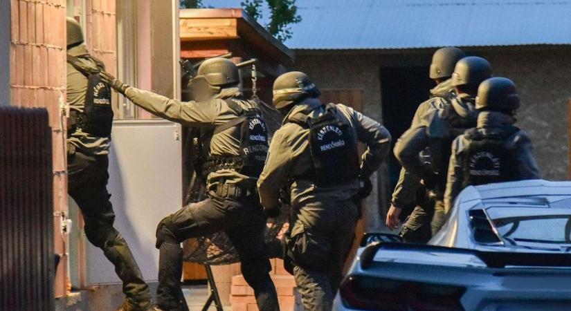 Kígyó bandáját bilincsben vitte el a Kobra Egerből