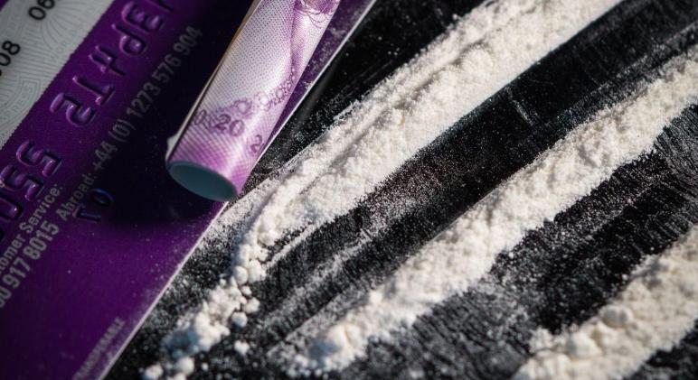 Nem tudta, hogy 6 kiló kokaint szállít, állítja az idős férfi