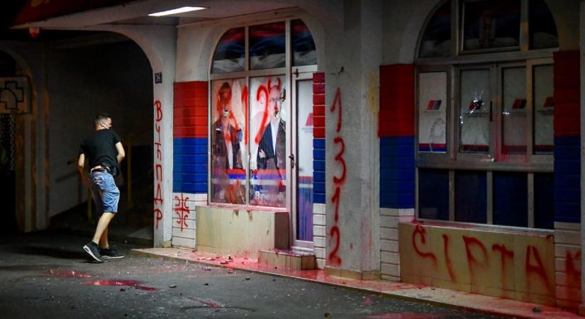 Piros festékkel öntötték le Újvidéken a kormánypárt irodáját, ablakok törtek, a rendőrök könnygázt vetettek be