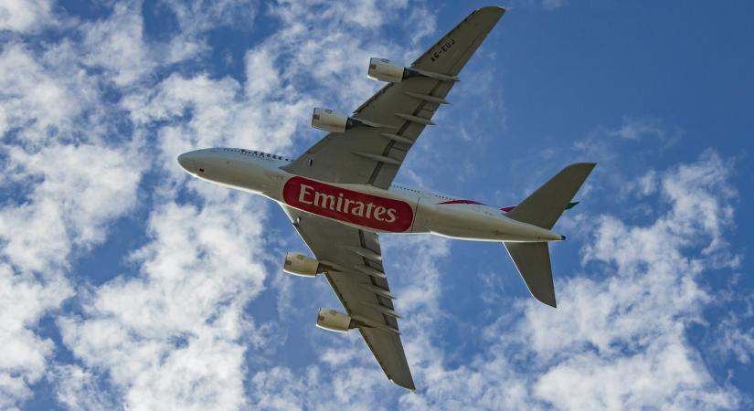 Szigorít az Emirates, minden járatra vonatkozó tilalmat vezet be a légitársaság