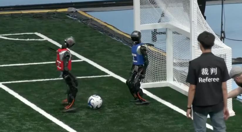 A robotfutóversenynél csak a robotfoci viccesebb