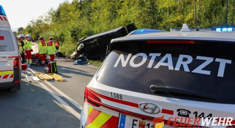 Halálos baleset Oberwart közelében Ausztriában, több mentőhelikopter is érkezett