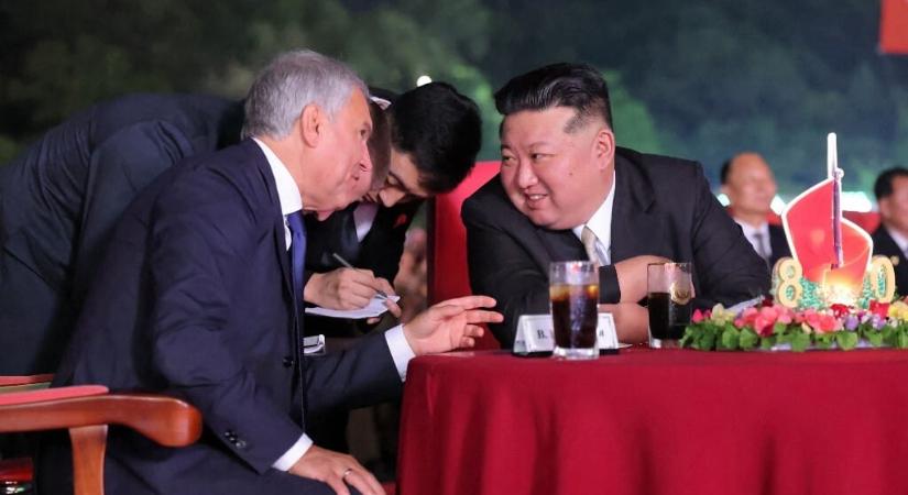 Miközben Putyin Trumphoz tart Alaszkába, az orosz Duma elnöke Kim Dzsongunnal barátkozik Phenjanban