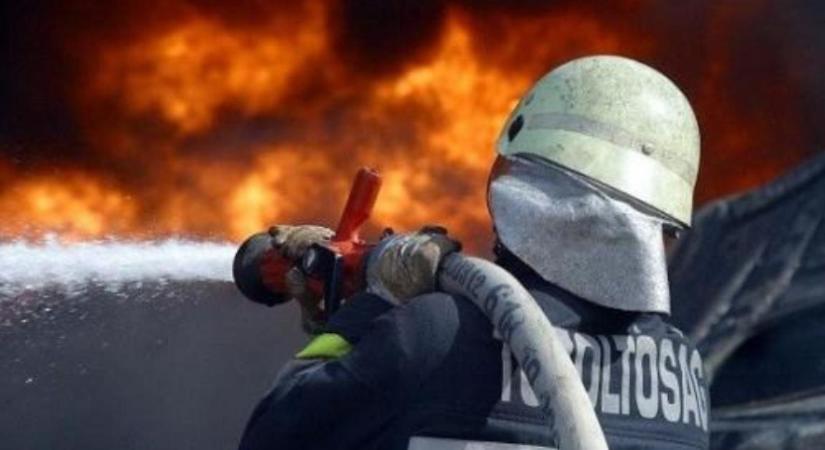 Vontatóval ütközött és kigyulladt egy autó Debrecen külterületén
