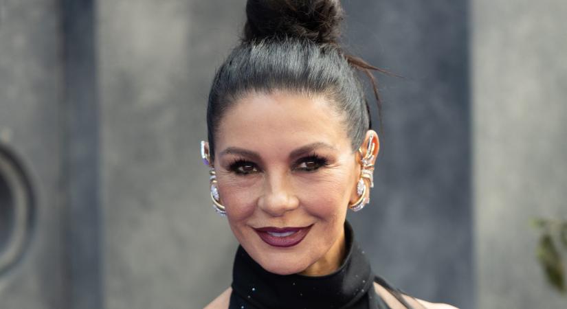 Mi történhetett? Catherine Zeta-Jones arca teljesen megváltozott a Wednesday új évadában
