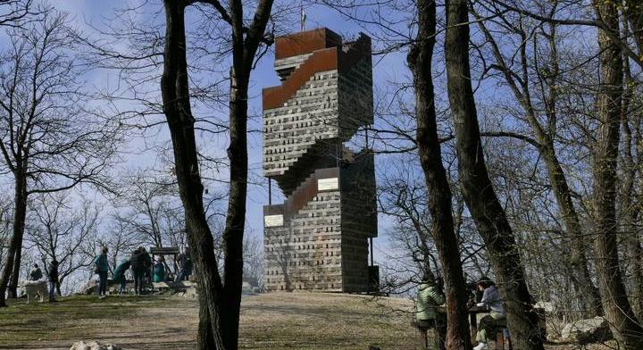 Le kell bontani a népszerű magyar turistalátványosságot, annyira lepusztult