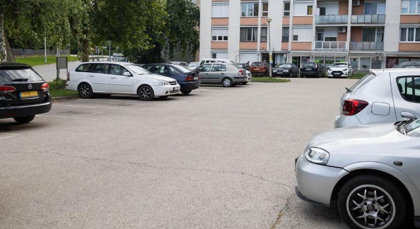 Tetőponton az indulatok: lázadnak a tatabányaiak a roncsautók elszállítása ellen