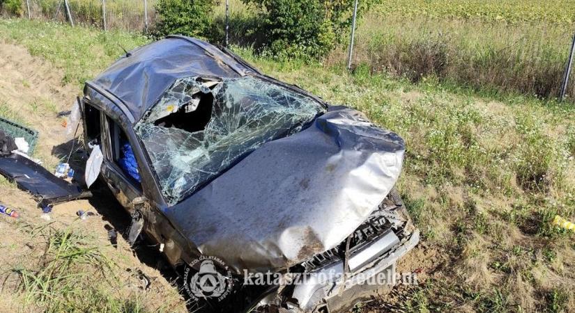 Baleset az autópályán Kozármisleny térségében – az árokban kötött ki egy autó