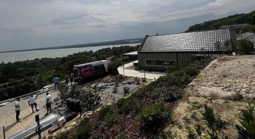 Hadházy: Szőlőbirtoknak álcázott villát épít Tihanyban, a nemzeti park területén Zsidai Roy