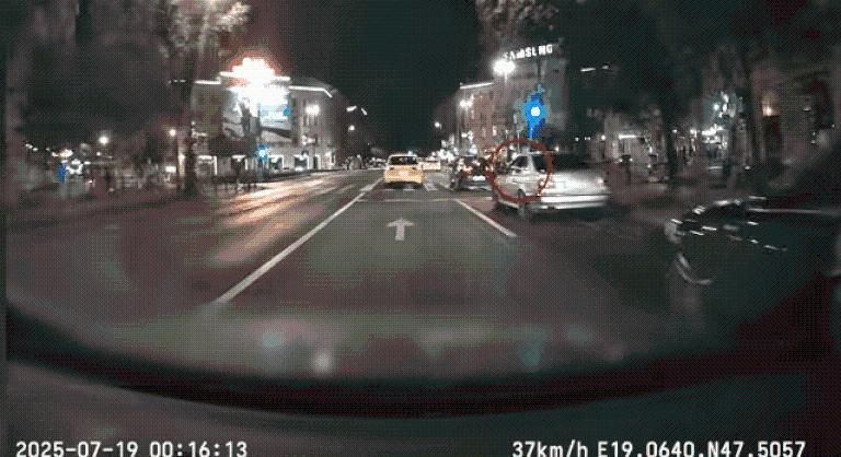 Üdítős üveggel dobta meg a BMW-s egy autó hátsó szélvédőjét az Andrássy úton