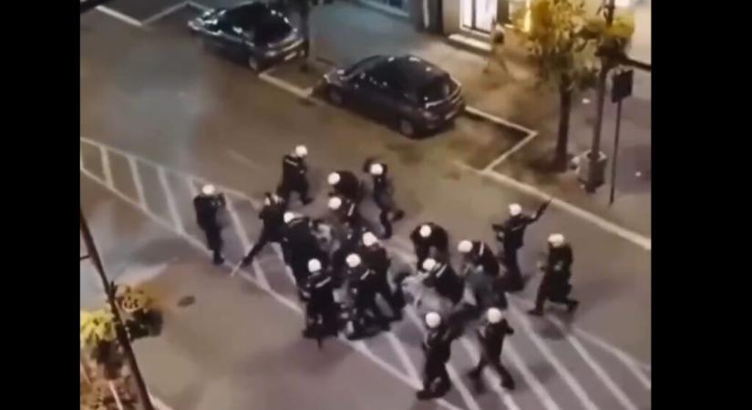 Brutálisan megverték a rendőrök a tüntetőket Valjevóban