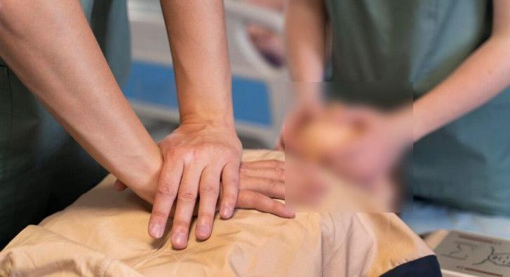 Rendőrök mentettek életet a miskolci buszmegállóban