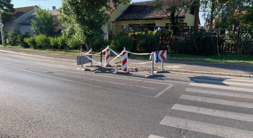 Bosszantó: egy hónapos fogalmi akadályt kerülgetnek a Cseri úton az autósok