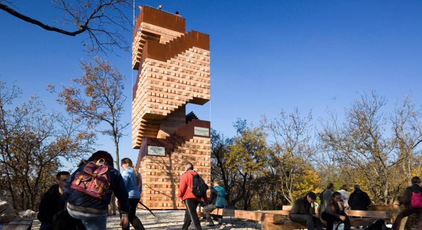 Lebontják a Jenga-toronyként ismert kilátót Piliscsabán