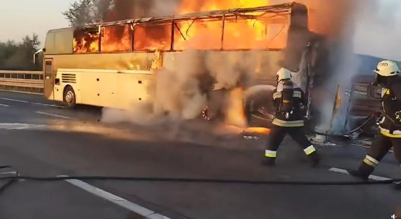Brutális videót tettek közzé az M0-ás mellett lángoló autóbuszról