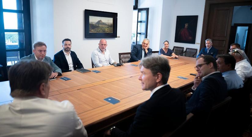 Orbán Viktor lassan már egy ipari kamerának is nyilatkozik, de jövőre kiderül, át lehet-e verni kétszer ugyanúgy a magyarokat