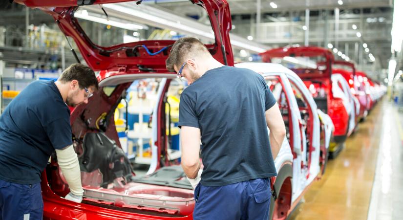 Az autógyárak csúnya mélyrepülése húzta le a magyar ipart júniusban