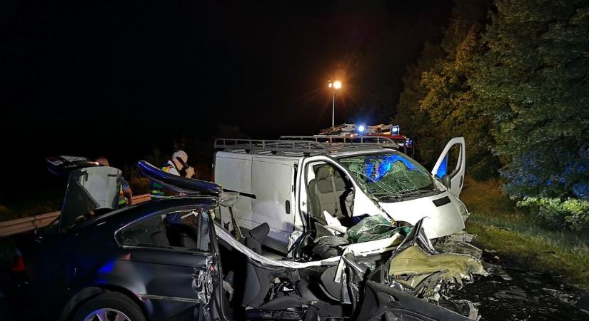 Sokkoló képek a 8-as úton történt súlyos balesetről