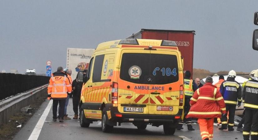 Két autó ütközött az M3-ason, a helyszínre mentő is érkezett
