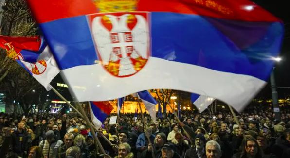 Lángokban a pártiroda – Elszabadult a pokol Szerbiában, tiltakozók csaptak össze a rendőrökkel