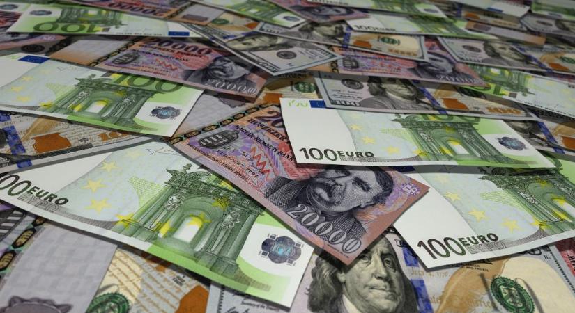 Rákapcsolt a forint, olcsóbb a dollár és az euró is