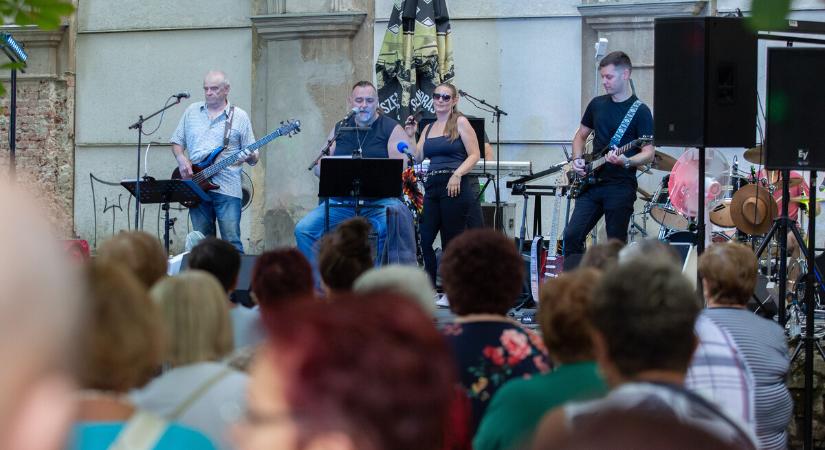 Rock- és blueszenétől volt hangos a Károlyi kert
