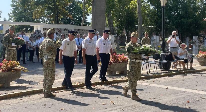 A repülőkatonák előtt tisztelegtek a bajtársak, hozzátartozók – galériával