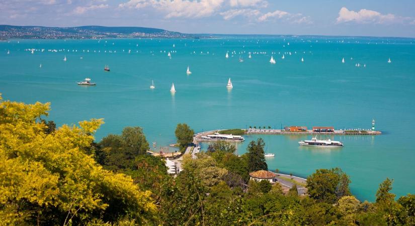 Gyönyörű, régi vitorlásokat láthatunk a Balatonon, csodás autókat a parton